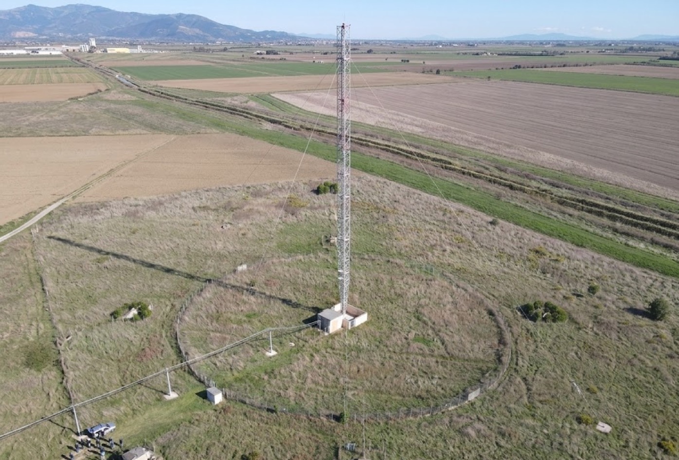 Veduta aerea del traliccio di Coltano nella pianura pisana.